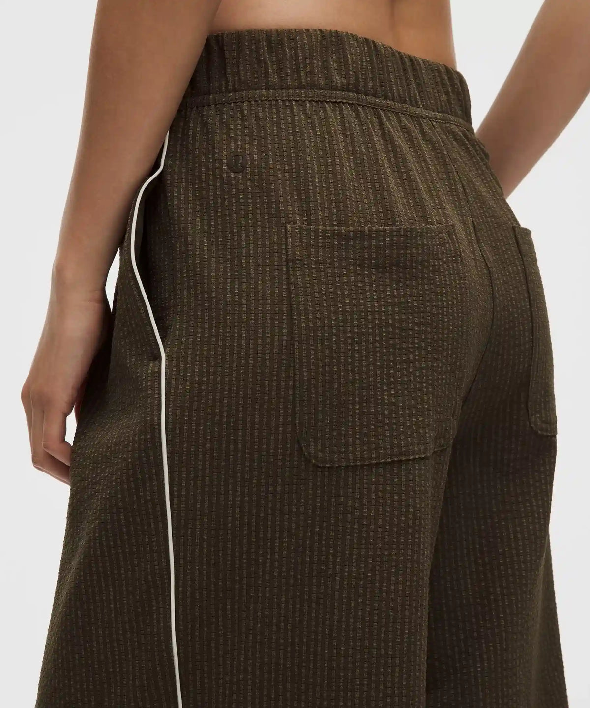 Seersucker WovenAir High-Rise Pleated Pant *Short