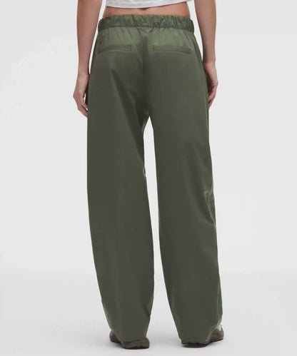 Woven Mid-Rise Barrel-Leg Pant *Regular