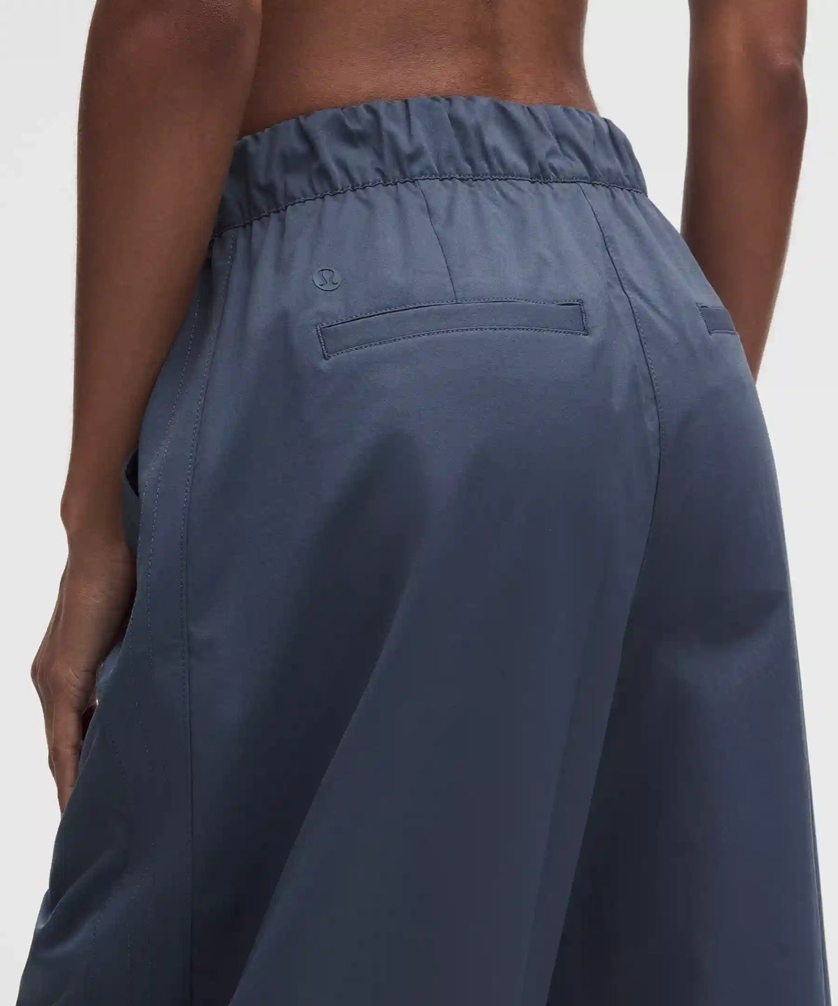 Woven Mid-Rise Barrel-Leg Pant *Regular