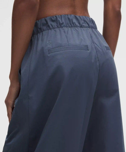Woven Mid-Rise Barrel-Leg Pant *Regular