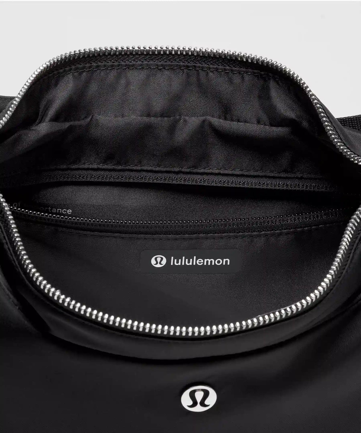 City Essentials Shoulder Bag 4L