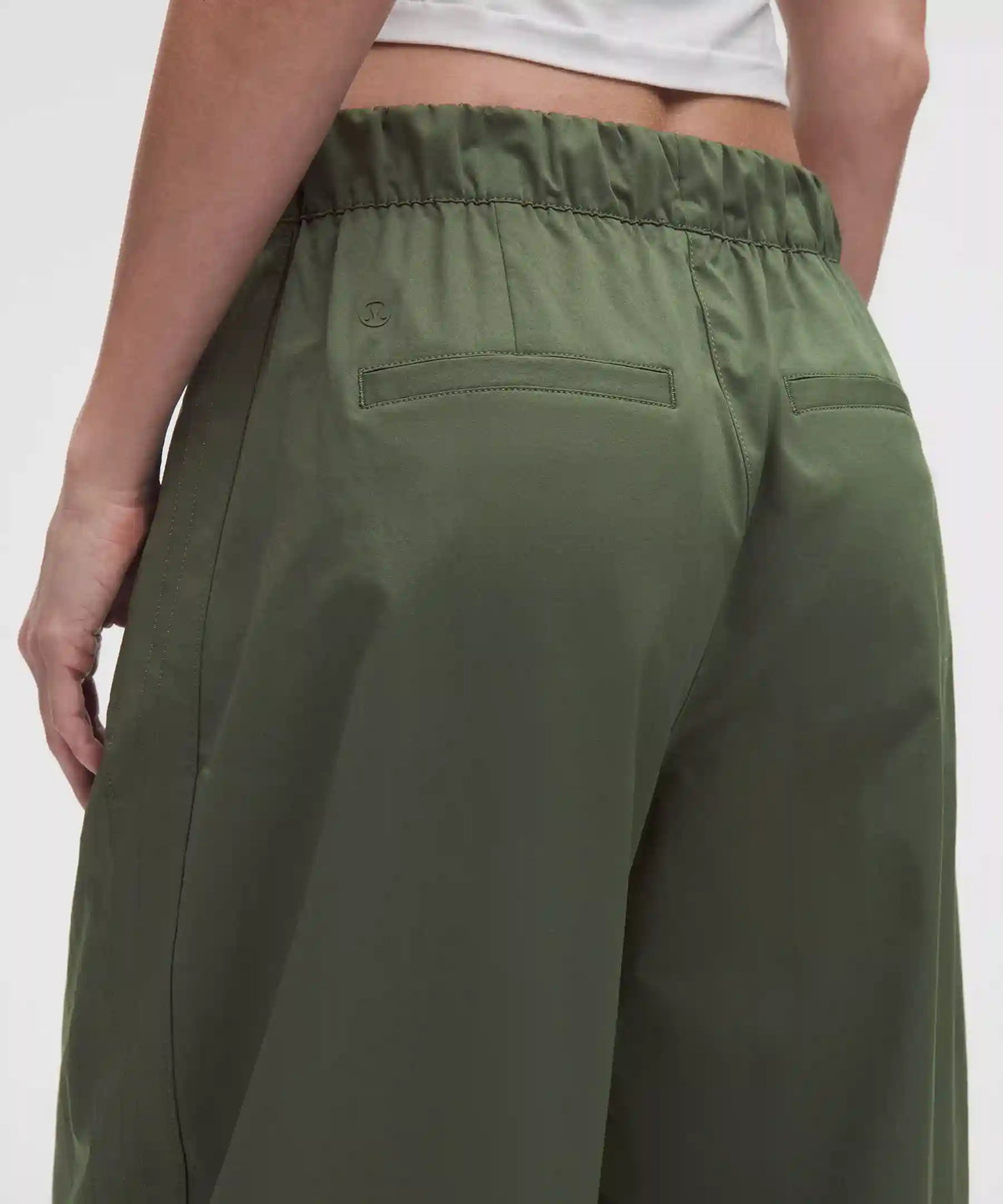 Woven Mid-Rise Barrel-Leg Pant *Regular