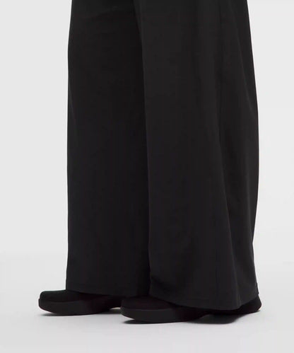 Swift High-Rise Wide-Leg Pant *Logo Waistband