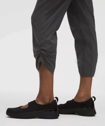 Dance Studio Mid-Rise Cropped Pant