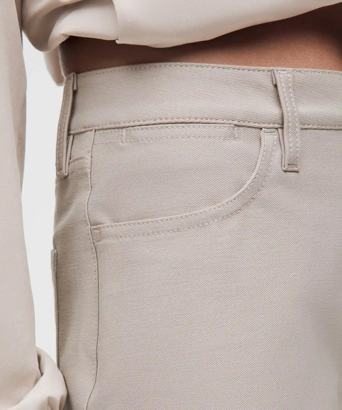 EasyFive Mid-Rise Short 4.5"