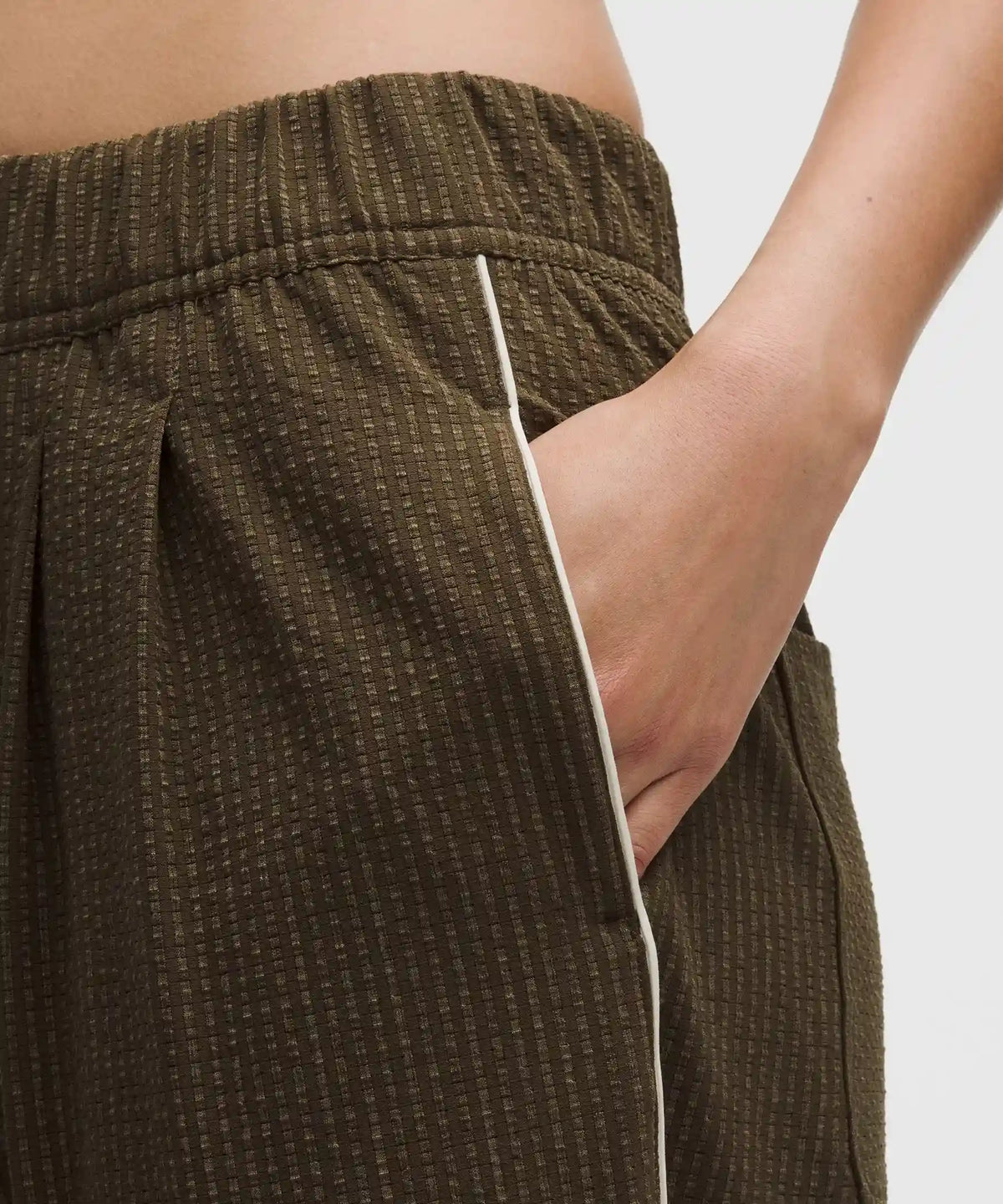 Seersucker WovenAir High-Rise Pleated Pant *Regular