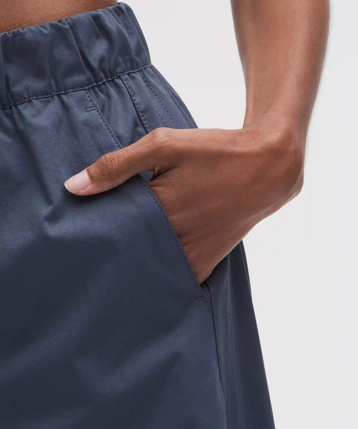 Woven Mid-Rise Barrel-Leg Pant *Regular