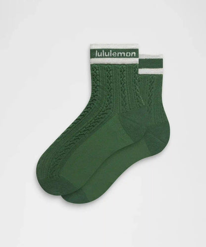 Unisex Cable-Knit Quarter Socks